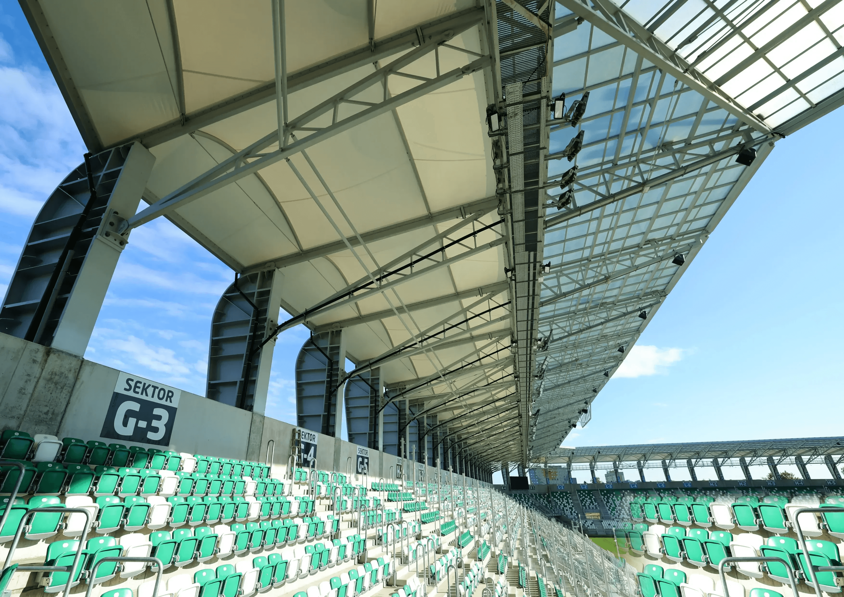 Zadaszenie membranowe stadionu piłkarskiego